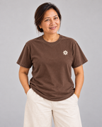 I’m Not Mad. Eat First. Tee in tsokolate — model front view