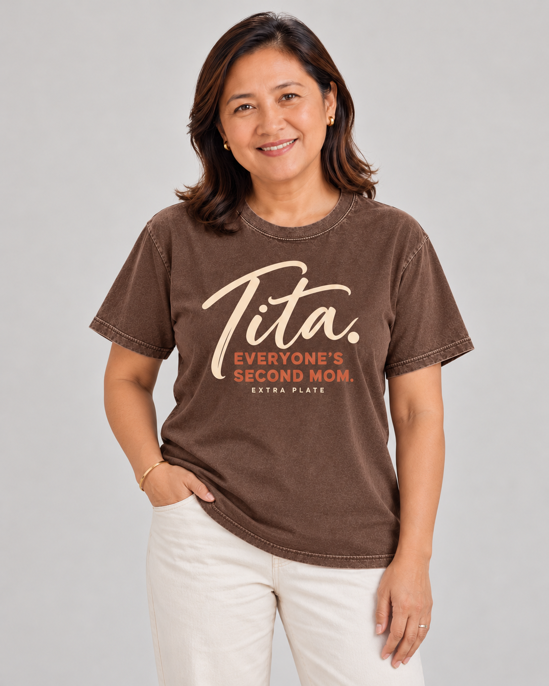 TITA tee in tsokolate — model front view